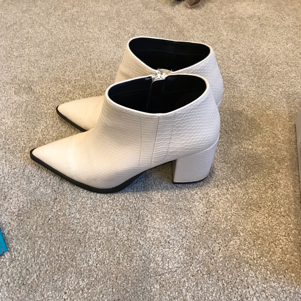 Cute white snake print boots - Picture 3 of 4